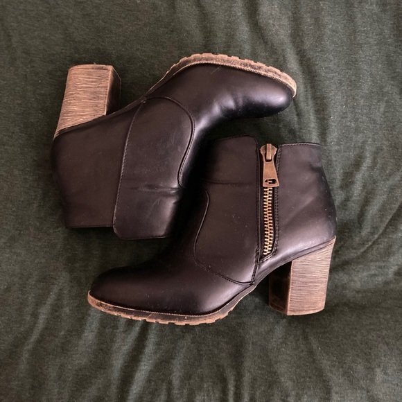 Heeled ankle boots - Picture 2 of 3